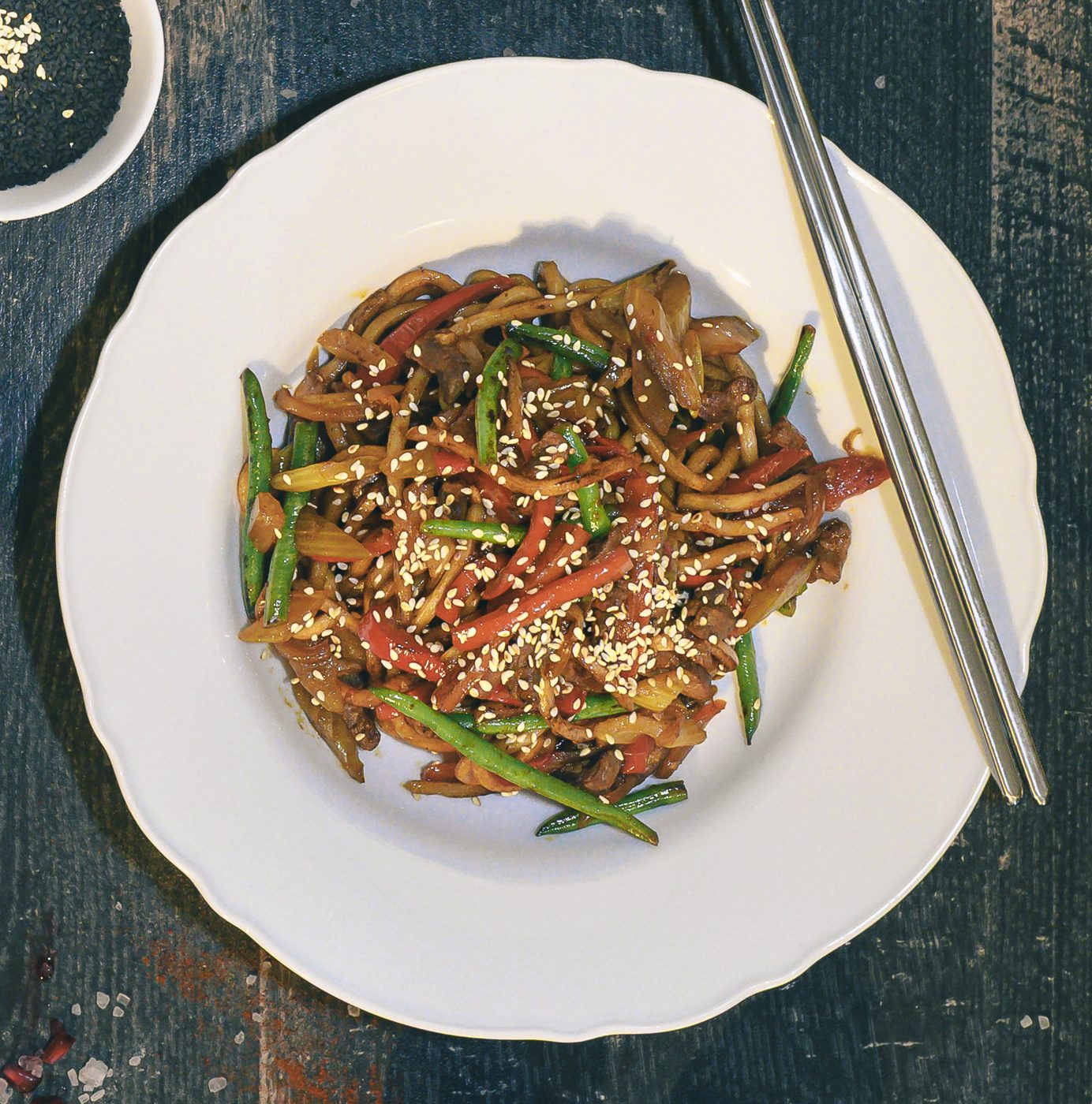 Boso – stir-fry nudle s fazolovými lusky a hovězím masem