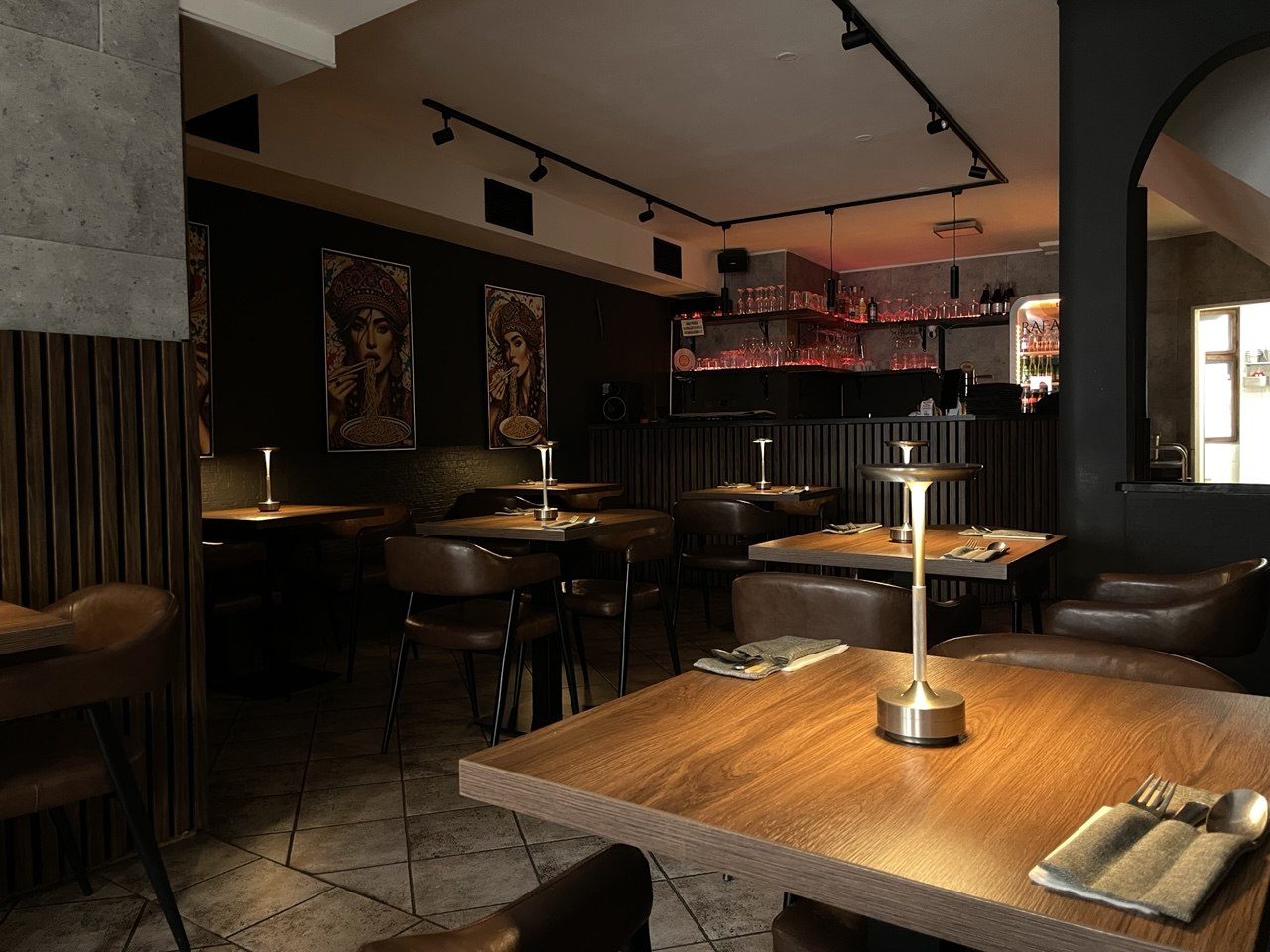 Interiér restaurace Rafariz Noodle House v Táboře