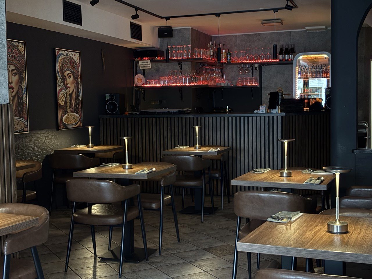 Interiér restaurace Rafariz Noodle House v Táboře